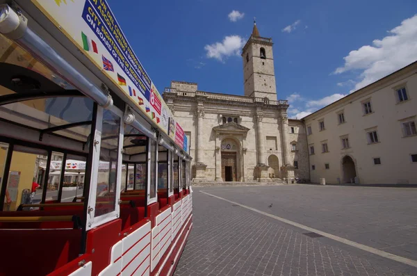Ön planda Ascoli Piceno 'daki tarihi Piazza Arringo treni, arka planda Sant' Emidio Katedrali.