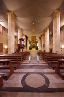 Piazza Arringo 'yu çerçeveleten Ascoli Piceno' nun tarihi merkezine hakim: Ascoli Piceno 'nun ilk piskoposu S. Emidio' nun adını taşıyan Katedral 'dir.