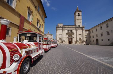 Ascoli Piceno.Ön planda Ascoli Piceno 'daki tarihi Piazza Arringo treni, arka planda Sant' Emidio Katedrali.
