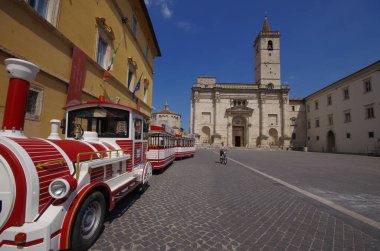 Ascoli Piceno.Ön planda Ascoli Piceno 'daki tarihi Piazza Arringo treni, arka planda Sant' Emidio Katedrali.