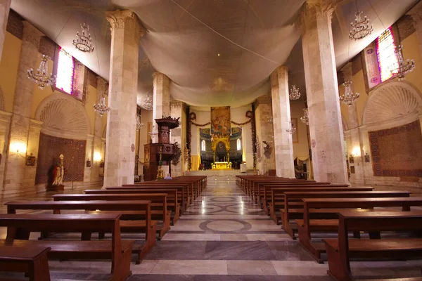 它统治着阿希里岛皮科诺的历史中心 阿林戈广场 Piazza Arringo 是以阿希里岛皮科诺的第一位主教S Emidio的名字命名的大教堂 — 图库照片