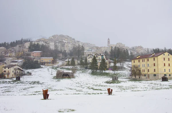 Rivisondoli Pohled Typickou Zasněženou Horskou Vesnici Abruzzo Itálie — Stock fotografie