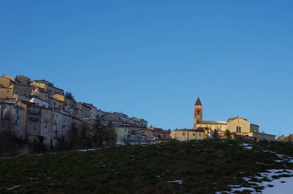 Rivisondoli Utsikt Över Den Karakteristiska Snöiga Bergsbyn Abruzzo Italien — Stockfoto