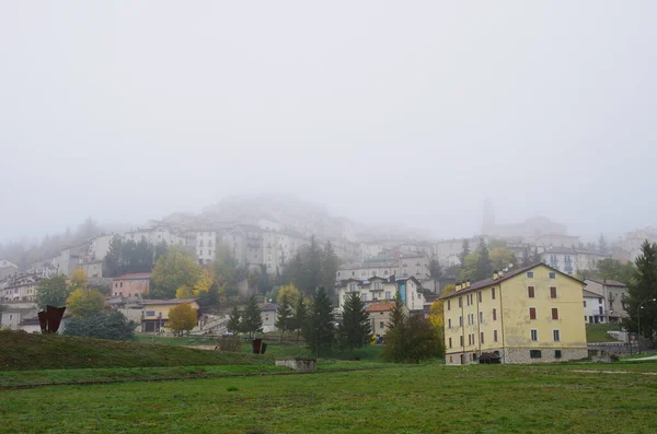 Rivisondoli Látkép Jellegzetes Hegyi Város Ködös Napon Abruzzo Olaszország — Stock Fotó