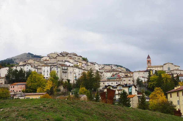 Malá Turistická Vesnička Rivisondoli Intenzivními Podzimními Barvami Abruzzo Itálie — Stock fotografie