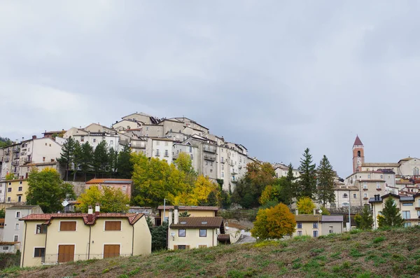 Het Kleine Toeristische Dorpje Rivisondoli Met Intense Herfstkleuren Abruzzo Italië — Stockfoto