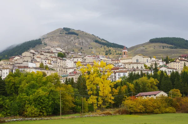 Het Kleine Toeristische Dorpje Rivisondoli Met Intense Herfstkleuren Abruzzo Italië — Stockfoto