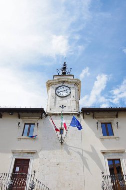 Pescocostanzo, Eş anlamlı meydandaki belediye binasının cephesi - Abruzzo - İtalya