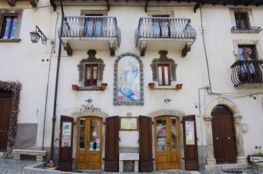 Pescocostanzo - Abruzzo - cephede kutsal bir imajla tarihi merkezde inşa ediliyor. 