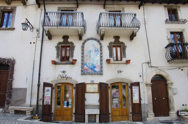 Pescocostanzo Abruzzo Edifício Centro Histórico Com Uma Imagem Sagrada Fachada — Fotografia de Stock