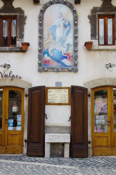 Pescocostanzo Abruzzen Gebäude Historischen Zentrum Mit Einem Heiligen Bild Der — Stockfoto