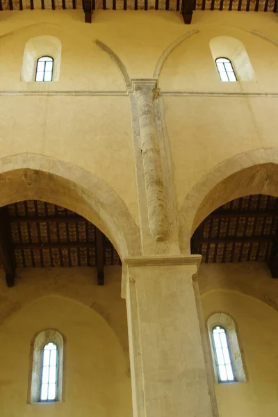 Fossacesia Abruzzo Venere的San Giovanni中世纪教堂 教堂的内部 — 图库照片