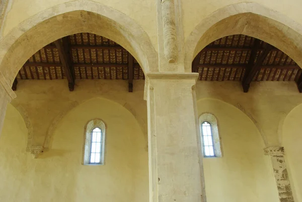 Fossacesia Abruzzo Venere的San Giovanni中世纪教堂 教堂的内部 — 图库照片