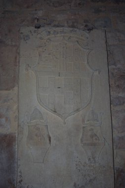 Capestrano - Abruzzo - San Pietro ad Oratorium Manastırı - 5 hilalli taşta işlenmiş amblem ve haç Piccolomini 'ye aitti.