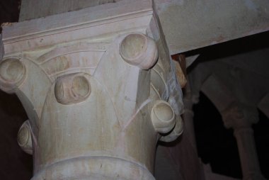 Capestrano - Abruzzo - San Pietro ad Oratorium Manastırı - Kilisenin iç kısımlarındaki sütunların ve başkentlerin ayrıntıları