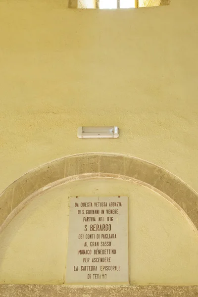 Фоссаче Абруццо Аббатство Сан Фаланни Венере Эпиграф Покрашенный Мрамор — стоковое фото