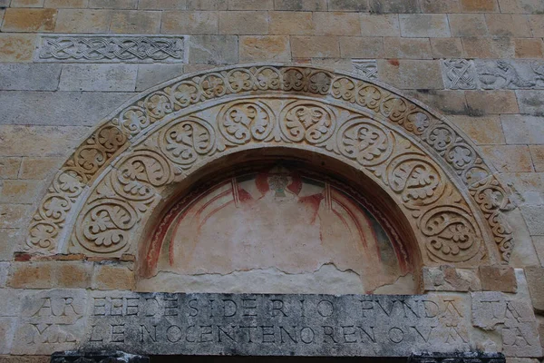 Capestrano Abruzos Abadía San Pietro Oratorium Detalle Luneta Del Portal — Foto de Stock