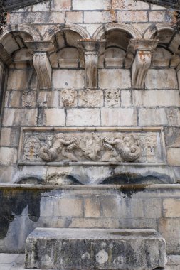 Pescocostanzo - Abruzzo - İtalya 'nın en güzel turistik köylerinden biri - antik halk çeşmesi