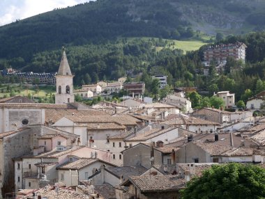 Pescocostanzo - Abruzzo - İtalya 'nın en güzel turistik köylerinden biri - arka planda ana kilisenin görkemli çan kulesi bulunur.