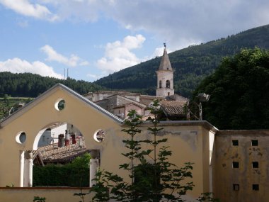 Pescocostanzo - Abruzzo - İtalya 'nın en güzel turistik köylerinden biri - arka planda ana kilisenin görkemli çan kulesi bulunur.