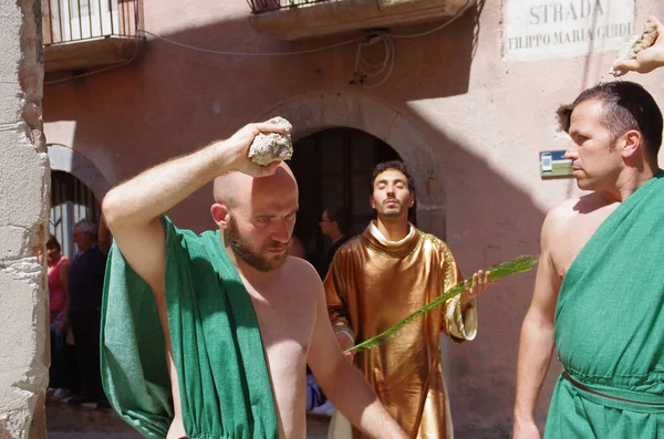 Guardia Sanframondi (BN) Campania - Yedi yılda bir geleneksel yedi yıllık kefaret ayini Bakire Meryem 'in onuruna yapılır.