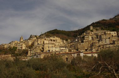 Pesche - Isernia - Molise - Molise - İtalya 'nın karakteristik Molise köyünün antik taş evleri
