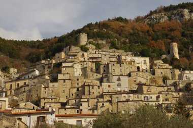 Pesche - Isernia - Molise - Molise - İtalya 'nın karakteristik Molise köyünün antik taş evleri