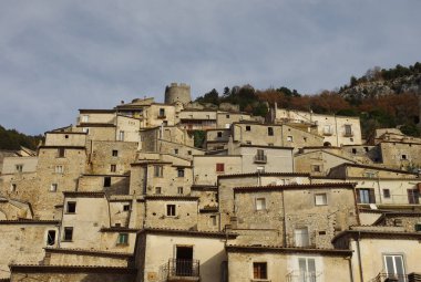 Pesche - Isernia - Molise - Molise - İtalya 'nın karakteristik Molise köyünün antik taş evleri