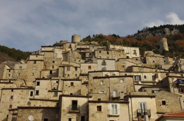 Pesche - Isernia - Molise - Molise - İtalya 'nın karakteristik Molise köyünün antik taş evleri