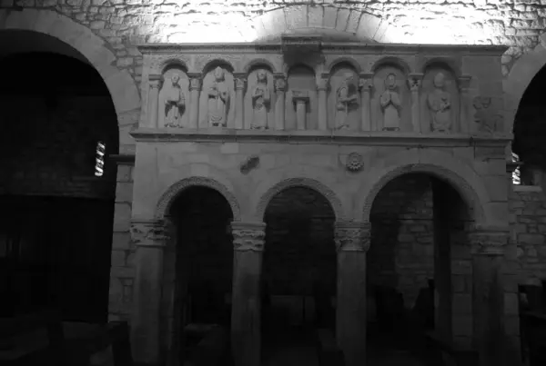 圣玛丽亚 加内托 拉特维拉 莫利斯保护区 1223年的Ambo 有三个拱门 有有趣的浮雕 — 图库照片