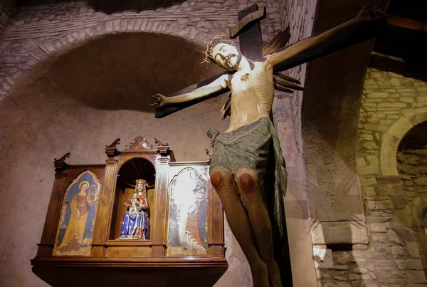 サンタ マリア カニートの聖域 ロカヴィバラ モリーズ 前景には木製の十字架と背景マドンナ カニート 笑顔の聖母と呼ばれる — ストック写真