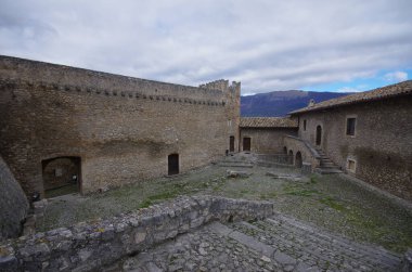 Capestrano Piccolomini Şatosu 'nun iç avlusu Abruzzo.