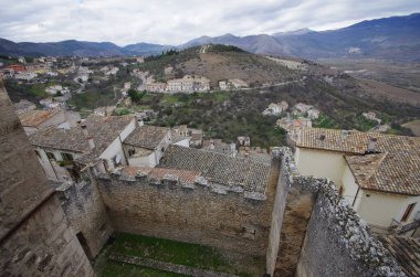 Capestrano 'daki Piccolomini Şatosu' nun (AQ) tepesinden görülen küçük köyün çatıları ve çevresindeki vadi.