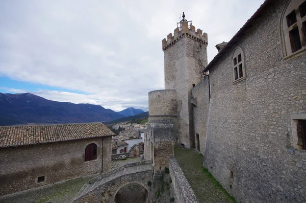 Castello Piccolomini di Capestrano ve görkemli kulesi Abruzzo.