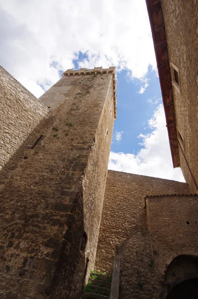 CapestranoのPiccolomini城の印象的な防衛塔 Abruzzo — ストック写真