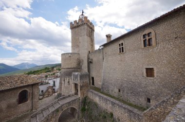 Castello Piccolomini di Capestrano ve görkemli kulesi Abruzzo.