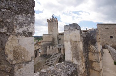 Castello Piccolomini di Capestrano ve görkemli kulesi Abruzzo.