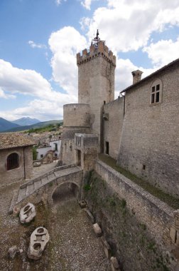Castello Piccolomini di Capestrano ve görkemli kulesi Abruzzo.