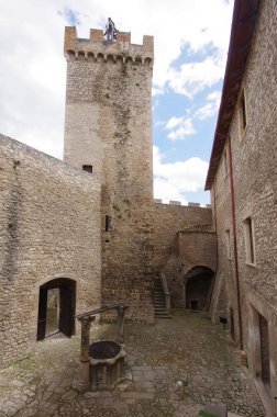 Castello Piccolomini di Capestrano ve görkemli kulesi Abruzzo.