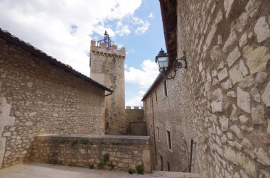 Castello Piccolomini di Capestrano ve görkemli kulesi Abruzzo.