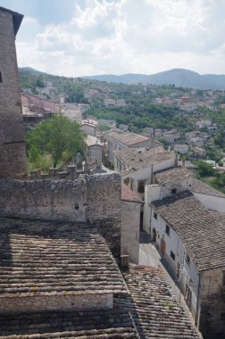 Capestrano 'daki Piccolomini Şatosu' nun (AQ) tepesinden görülen küçük köyün çatıları ve çevresindeki vadi.