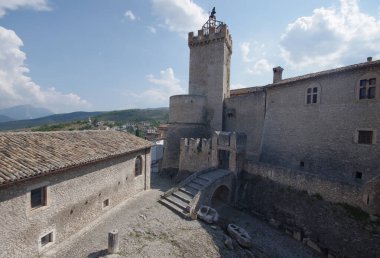 Capestrano Piccolomini Kalesi 'nin heybetli savunma kuleleri.