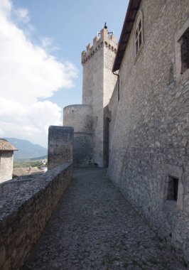 Capestrano Piccolomini Kalesi 'nin heybetli savunma kuleleri.