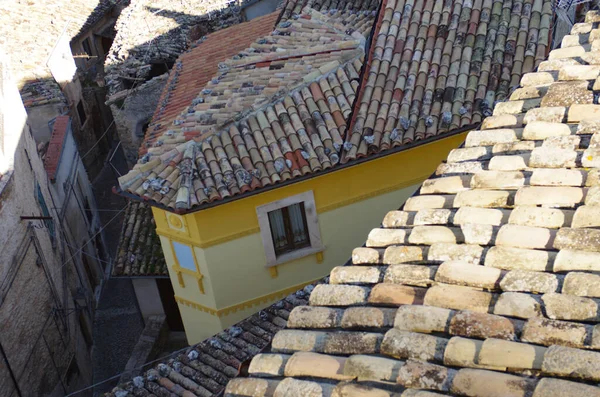 Střechy Malé Vesničky Okolního Údolí Vrcholu Hradu Piccolomini Capestrano Abruzzo — Stock fotografie
