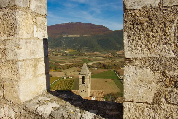 CapestranoのCastello Piccolominiの塔の一つの基部 Abruzzo — ストック写真