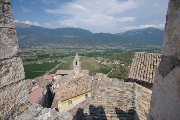 小さな村とCapestranoのPiccolomini城 の上から見た周囲の谷の屋根 Abruzzo — ストック写真