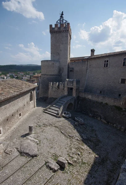 Las Imponentes Torres Defensa Del Castillo Piccolomini Capestrano Abruzos —  Fotos de Stock