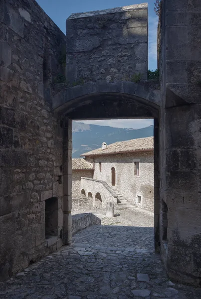 Jeden Vchodů Hradu Piccolomini Capestranu Výhledem Vnitřní Nádvoří Abruzzo — Stock fotografie