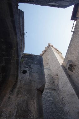 Capestrano Piccolomini Kalesi 'nin heybetli savunma kuleleri.