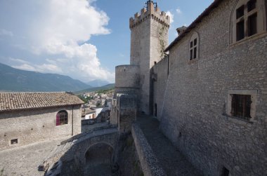 Capestrano Piccolomini Kalesi 'nin heybetli savunma kuleleri.